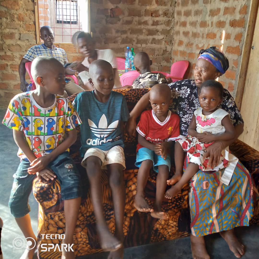 Enfant heureux à l'orphelinat